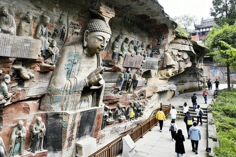 重慶大祖洞窟＆シティハイライトへの成都弾丸列車旅行