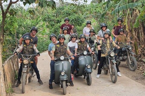 Esplora la cultura del cibo e il divertimento ad Hanoi in moto d'epoca