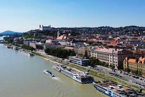 Excursão essencial à noite em Bratislava e degustação de vinhos de Viena