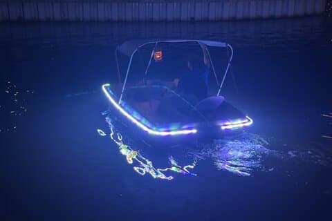 Glow In The Dark Pedal Boat Experience bij Downtown OWA