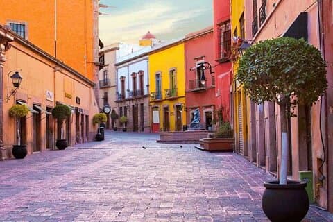Tour a piedi e passeggiata notturna delle leggende attraverso Querétaro