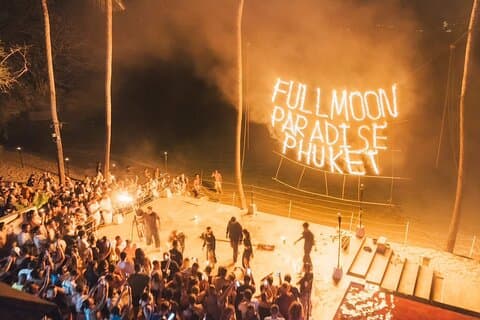 Phuket Half Moon Party på Paradise Beach med drikkevarer og fyrværkeri