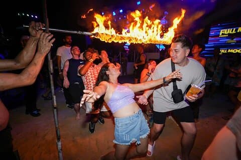 Half Moon Nightlife Party avec festival au Paradise Beach Phuket