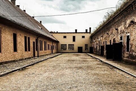 Tour per piccoli gruppi di Terezin con biglietto d'ingresso e audioguida