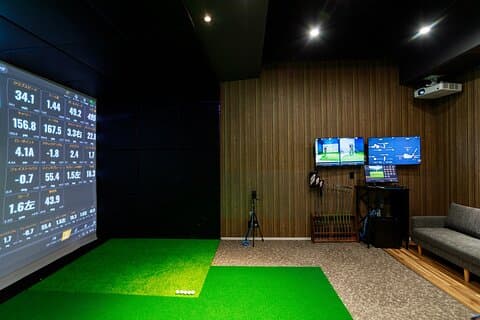 Golf privato coperto Shinjuku Trackman 4 e noleggi inclusi
