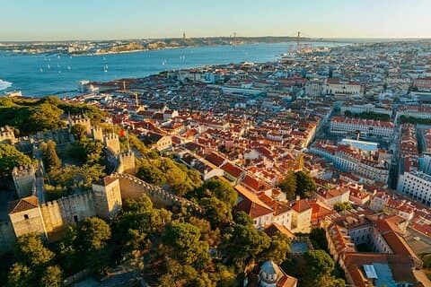 Udforsk Lissabon City på en privat halvdagstur i en van