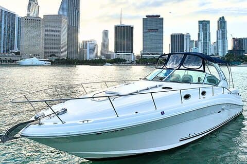 Miami Private Yacht Rental da 2 a 4 ore per 12 persone
