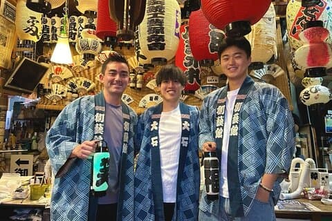 Tokio Laternenwerkstatt in Asakusa mit einem Handwerker