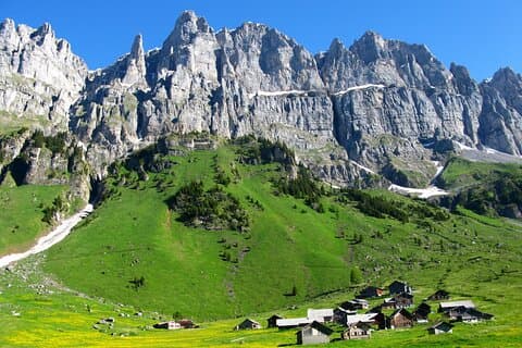 Alpes suisses Randonnée alpine facile pierres précieuses cachées sans foule