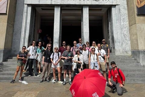 Visita guiada compartilhada pelo Centro Histórico de Medellín com sistema de áudio.