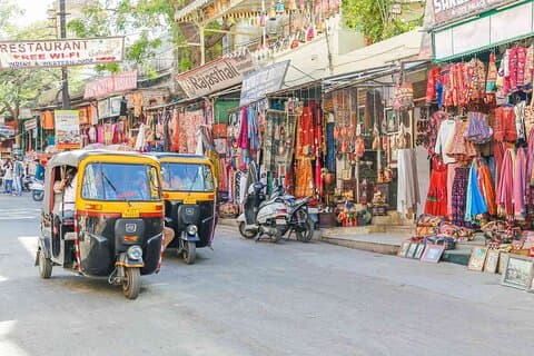 Udaipur: Shopping Tour with Local Bazaars and Artisan Workshops