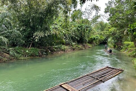 Khao Lak: Halvdagstur i bambu med forsränning, tempel och vattenfall