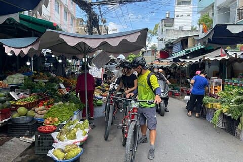 Mercado local de Saigón, café y lugares históricos