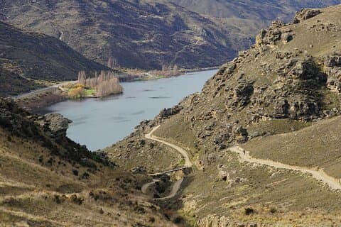 Cromwell: Lake Dunstan & Carrick Winery : Båt- och eBikeäventyr