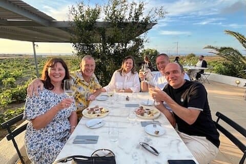 Visite privée des vins de Santorin – vignobles volcaniques et vignobles locaux