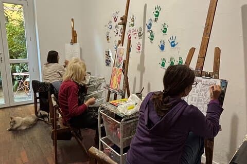 Pinta y dibuja en un estudio de arte de Milán con un pintor local