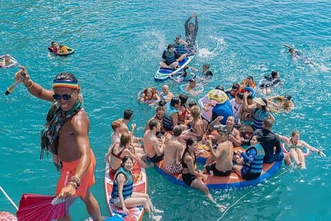 Snorkelen en muziek met drijvende bar in Nha Trang Island