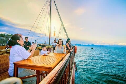 Dîner croisière romantique et de luxe au coucher du soleil sur Nha Trang