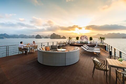 Dal porto di Tuan Chau: esperienza di lusso nella baia di Ha Long con buffet