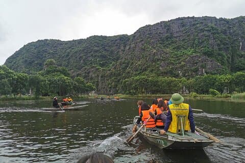 Hoa Lu - Tam Coc intera giornata con tempio, gita in barca e ciclismo