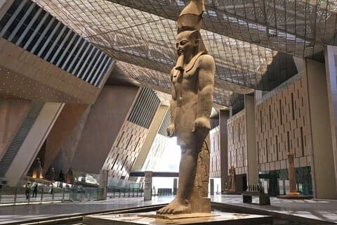 Le Grand Musée Egyptien et Pyramides, sphinx et felouque du Nil