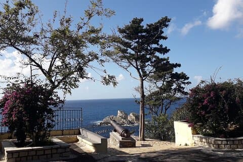 コルフ島プライベートツアーパレオカストリツァ修道院と町探検