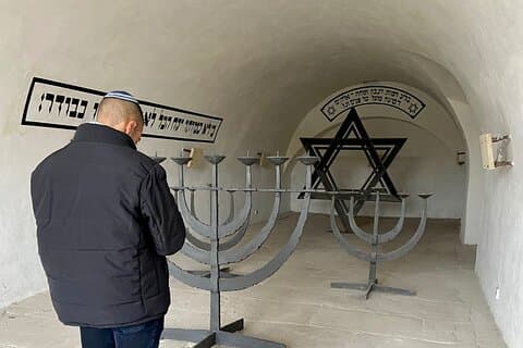 Bat-El Terezin - Tiefe Holocaust-Tour vom Prager Zentrum (7 Personen)