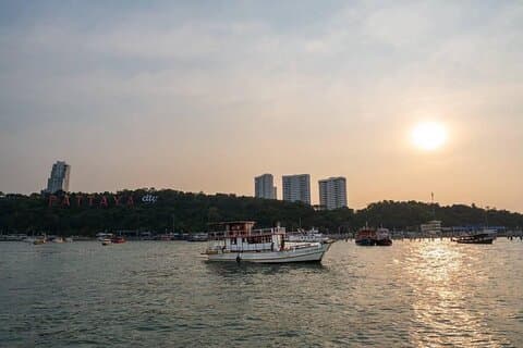 Billet d'entrée pour bateau au coucher du soleil Pattaya avec de délicieuses entrées