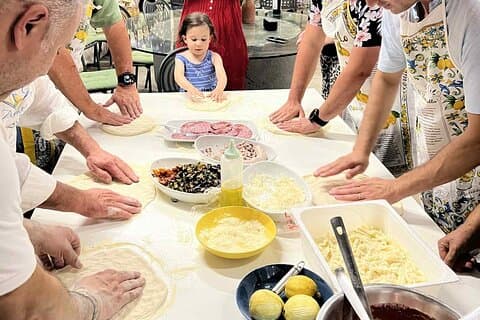 Clase de preparación de pizza con tour por el limonero en Sorrento