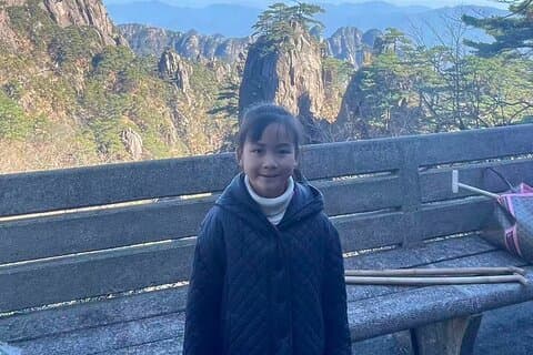 Huangshan or Hongcun and Xidi or Qiyun Mountain Day Tour