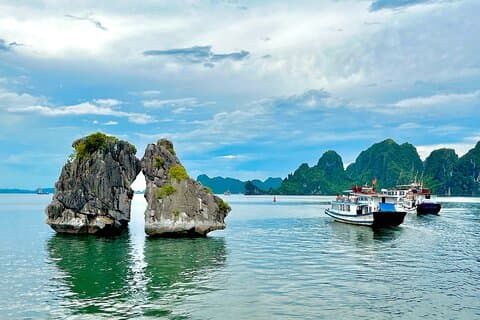 Medio día explora la bahía de Halong con almuerzo, cueva del cielo y kayak