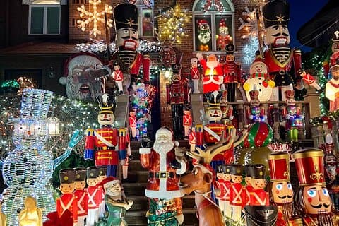 Restauranter i nærheten av New York Dyker Heights Christmas Tour