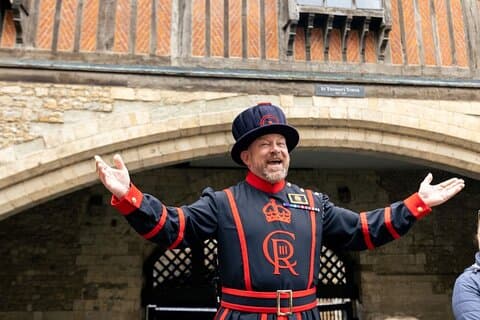 Visita guiada à Torre de Londres e às Joias da Coroa com encontro e cumprimentos com um Beefeater