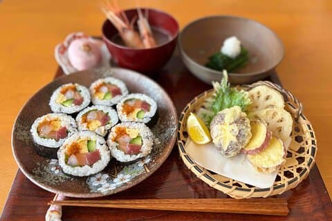 Hokkaido Seafood Sushi Rolls Experience with Matcha, in Sapporo