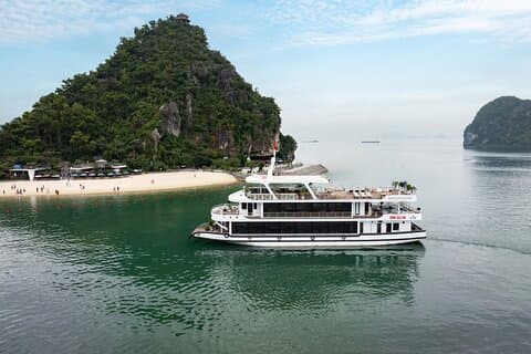 Luksus Ha Long Bay Day Cruise med gourmetbuffet og kajak