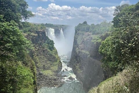 Safari di 5 giorni al Parco Nazionale Hwange Chobe e Cascate Vittoria
