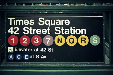 Leer met een New York Local in de metro te rijden