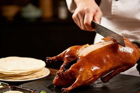 Private Tour zur akrobatischen Show auf dem Perlenmarkt und Abendessen mit Peking-Ente