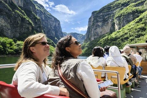 Tour privado de un día a Longqing Gorge y Dingling en las Tumbas Ming con almuerzo y paseo en bote
