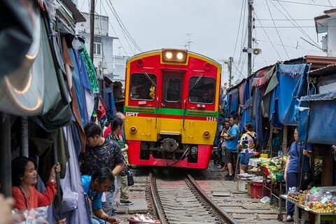 Tour privado por el mercado flotante de Saduak y el ferrocarril de Mae Klong