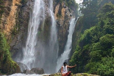 Cascadas de Kandy y puesta de sol de la torre del cielo de Ambuluwawa