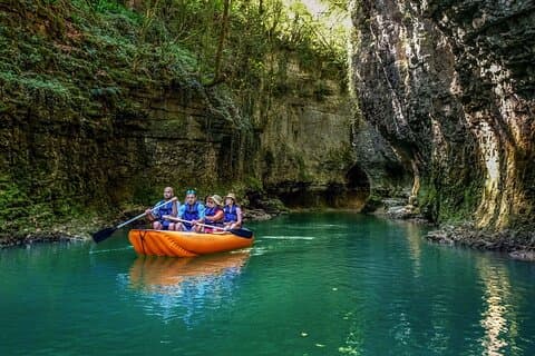 Erkunden Sie die Prometheus-Höhle und den Martvili Canyon