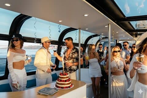 Tour privato di Lisbona per feste di compleanno su una barca premium