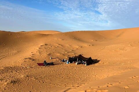 Overnatning Wild Desert Bivouac i Merzouga med Camel Trek