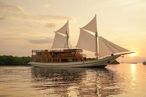 New Komodo Scuba Diving Liveaboard Underwater Photo Incl