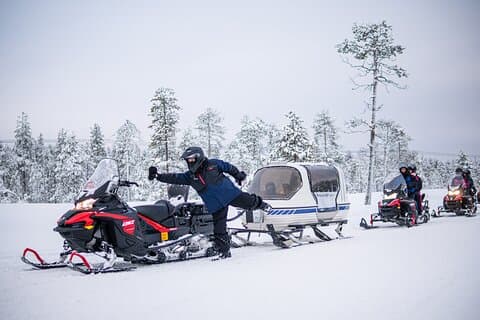 Safari en motoneige en famille à Rovaniemi en petit groupe