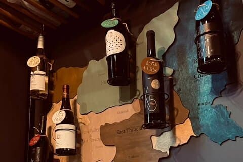 Dégustation de vins bulgares haut de gamme avec accords gastronomiques à Sofia