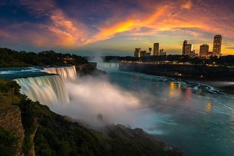 Brampton To Niagara Falls Evening Tour 少人数制ボート＆ワイン付き