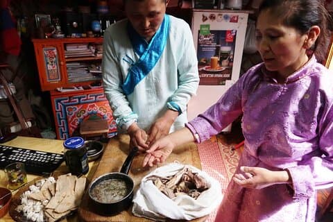 Matlagningskurs i ett traditionellt Ger hem i Ulaanbaatars förorter