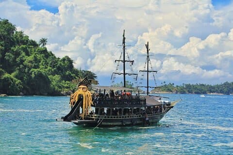 Avventura pirata, goletta, isole, spiaggia e musica